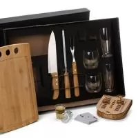 	Kit para Churrasco, Drinks e Truco. Composto por tábua com três furos em Bambu, garfo trinchante e faca 8?, dois copos de Cerveja, dois copos de Whisky e dois copinhos de dose em vidro, caixa para truco com jogo de cartas, marcador de tentos e jogos em MDF. Como cortesia, na faca 8? fazemos uma gravação com os cortes do boi.