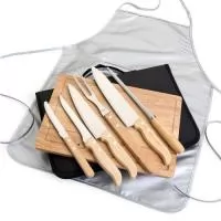 Kit para churrasco composto por oito peças, incluindo seis itens em inox com cabo em bambu: garfo de duas pontas, chaira, três facas de corte com lâminas de 8, 6 e 5 polegadas, além de uma faca com lâmina de serra, tábua de bambu com canaleta e avental em nylon resistente à respingos dágua. Acompanha maleta em nylon com elásticos para fixação das peças.  Altura: 24 cm Largura: 26,5 cm Medidas aproximadas para gravação: (CxL): Estojo 34,6 cm x 23,2 cm Material: Nylon, Bambu e Inox Medidas totais Faca 8 Polegadas (A x L): 32,3 cm x 4 cm Medidas totais Faca 6 Polegadas (A x L): 21,9 cm x 3,6 cm Medidas totais Faca 5 Polegadas (A x L): 27,1 cm x 2,5 cm Medidas totais Faca lâmina serra (A x L): 22,2 cm x 1,6 cm Medidas totais Garfo duas pontas (A x L): 32,3 cm x 2,7 cm Medidas totais Chaira (A x L): 29,6 cm x 2,1 cm Medidas totais Tábua bambu (A x L x P): 2,1 cm x 22,1 cm x 1,2 cm Medidas totais Avental (A x L): 59 cm x 44 cm Medidas totais Maleta (A x L x P): 24 cm x 26,5 cm x 3,7 cm Medid