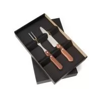 Kit churrasco três peças em estojo de papel kraft, contém: faca, garfo e tábua de corte com canaleta. Altura : 39 cm Largura : 23 cm Espessura : 5,3 cm Medidas aproximadas para gravação (CxL): 21 cm x 27 cm Peso aproximado (g): 1235
