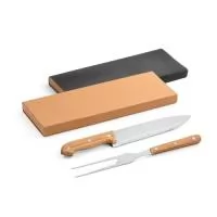 Kit churrasco em caixa kraft de papel reciclado. Composto por 2 utensílios em aço inox e bambu: faca chefe e garfo. Certificação EU Food Grade. A cor e o resultado da impressão nos materiais naturais pode variar entre produtos. Caixa: 340 x 115 x 25 mm