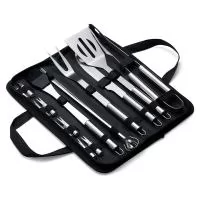 Kit Churrasco 17 Peças em estojo de nylon com alça. Contém: pegador, garfo, espátula, faca, pincel, 4 espetos e 8 garfos pequenos para petiscos. Utensílios de inox com proteções plásticas e parte interna com velcro para fixação das peças, acompanha p