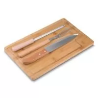 Kit churrasco com 4 peças: Garfo grande, Faca com 31,7 cm e uma Chaira, todos com cabos de madeira, ambos com cabos de madeira e lâminas em aço inox, e uma Tábua de bambu com 1,2 de espessura. Obs: Os componentes do cabo de madeira e a tábua de bambu