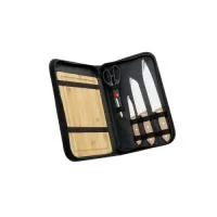 Kit churrasco 5 peças em estojo de nylon com alça e parte interna com elástico para fixar as peças. Possui tábua de madeira com canaleta, três facas de corte e tesoura.