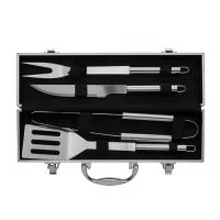 Kit churrasco 4 peças em maleta de alumínio com travas de segurança, contém: espátula, pegador, garfo e faca em inox. Parte interna da maleta com revestimento em tnt e suportes de velcro para fixação das peças.