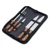 O kit perfeito para os verdadeiros amantes de churrasco! Composto por 5 peças em inox com cabos plásticos simulando madeira, nosso kit inclui três facas, sendo de 7”, 6” e 3” polegadas, além de um garfo e uma chaira, todos acomodados em um prático es
