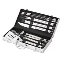 Kit churrasco 10 peças em maleta de alumínio com travas de segurança e placa central para personalização. Contém: espátula, pegador, escova para grelha, faca, pincel, garfo e quatro espetos, parte interna da maleta com revestimento em TNT e suportes 