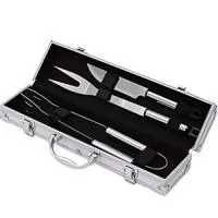 Kit churrasco 3 peças em maleta de alumínio com relevo. Possui: faca, garfo e pegador em inox(todas peças possuem proteção plástica).Parte interna revestida de tecido tnt e velcro para guardar as peças. Gravação em laser.