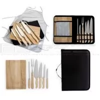 Kit para Churrasco cabo em Bambu, laminas em aço Inox com avental. Acompanha tábua em Bambu, 3 facas de corte e uma de serra cabo de bambu/Inox, chaira, garfo em Bambu/Inox, e avental com bolso na cor prata. Acomodados em uma maleta em náilon preta, costura com zíper . Tábua confeccionada, para dar maior durabilidade e não deformar com o passar do tempo. Rebites em Aço Inox, um dos mais resistentes à ferrugem e corrosão.