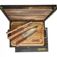 Kit churrasco em estojo de madeira envelhecida com tábua, faca, garfo, chaira e faca de desossa. Gravação indelével da logo no estojo, tábua e faca de churrasco. Um presente tradicional, útil,  com ótima apresentação e excepcional durabilidade, garantindo a divulgação da sua marca por muitos e muitos anos. Despachamos com frete pago para todo o Brasil.