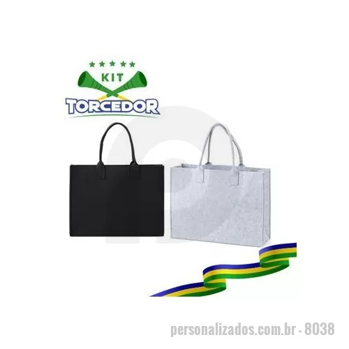 Kit copa do mundo personalizado - Sacola feita de feltro, trazendo o conforto ideal para acomodar cada um dos seus itens, com um ótimo espaço interno e alças para transporte costuradas internamente. Altura : 30 cm Largura : 40 cm Profundidade : 11,5 cm Comprimento : Alça: 18 cm Peso 