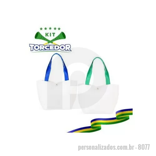 Kit copa do mundo personalizado - Conheça a nossa bolsa de lona, ideal para quem busca um estilo despojado sem abrir mão da funcionalidade! Resistente à água, garante ainda mais proteção para os pertences em qualquer condição. Seu interior possui um tecido que mantém os objetos organ