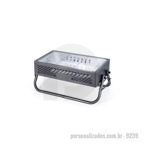 Kit copa do mundo personalizado - Churrasqueira em ferro com aberturas para ventilação e pés montáveis, que também podem ser utilizados como alças para transporte quando a churrasqueira não estiver em uso. Conta ainda com grelha em metal galvanizado e bandeja metálica com alças remov