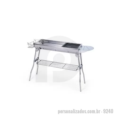 Kit copa do mundo personalizado - Churrasqueira dobrável em aço inoxidável. Conta com pés dobráveis com encaixes para prateleiras laterais multiuso e prateleira inferior de apoio. Possui duas grelhas para acomodação do carvão e três grelhas para encaixe na parte superior, incluindo u