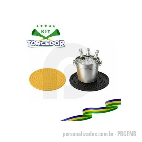 Kit copa do mundo personalizado - Porta Balde de Gelo Personalizado Funções: Além de proteger e manter o local limpo, os Bar Mats também podem ser usados como uma superfície antiderrapante, evitando que copos e garrafas escorreguem. Medida: 20,8 cm Diâmetro Material : PVC emborrachad