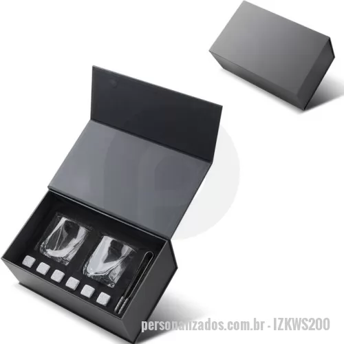 Kit copo personalizado - Kit drink contendo 2 copos de vidro (200ml cada), 1 pinça para gelo com pontas em silicone e 6 pedras de granito para gelo, acondicionado em caixa presenteável fabricada em papel cartonado resistente.   *Os copos possuem design levemente 