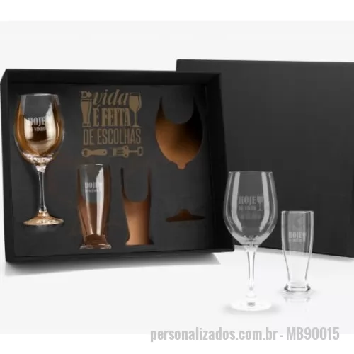Kit copo personalizado - Jogo de copos para vinho e cerveja. Conta com dois copos para cerveja e duas taças para vinho em vidro.