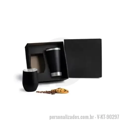 Kit copo personalizado - Kit de copos em Aço Inox. Copo térmico com tampa 340ml. Tampa com ótima vedação e trava no bocal para melhor higiene. Copo térmico com tampa e abridor de garrafa 500ml. Os dois contam com dupla parede de inox, isolada a vácuo para manter a temperatura por mais tempo. Especificação do produto Código KT-90297 Dimensões do Produto Copo 340ml: 11,5x9cm / Copo 500ml: 17x9,5cm Sugestão de Personalização Uma gravação a Laser nos copos e no abridor; Silk na tampa da caixa. Embalagem Caixa Preta 235x230x93 mm (AxLxP) Peso 720 g (com embalagem)