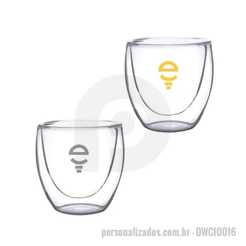 Kit copo personalizado - Kit com 2 copos de vidro borossilicato dupla parede, perfeito para servir cafés expressos e chás. Mantém a temperatura ideal por mais tempo, sem esquentar as mãos, proporcionando uma experiência sofisticada e confortável. Excelente resistência térmica e durabilidade para uso diário. Ideal como brinde corporativo que valoriza sua marca com design moderno e capacidade de 80ml.  Características e Especificações:  • Material: vidro borossilicato resistente a altas temperaturas • Capacidade: 80ml • Tecnologia de parede dupla para isolamento térmico • Design moderno e elegante • Conjunto com 2 unidades • Excelente para bebidas quentes e frias • Ótima durabilidade e resistência  Importante: As imagens exibidas neste site são meramente ilustrativas e podem apresentar variações de intensidade em relação ao produto real. Cada embalagem contém apenas 1 (um) produto conforme descrição.