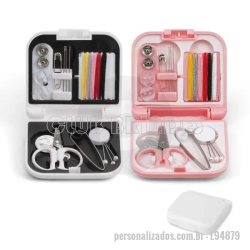 Kit costura personalizado - Kit de costura prático e leve para levar em viagem. Composto por 3 alfinetes, 3 agulhas, 1 pinça, 1 tesoura, 1 enfia linha, 1 alfinete, 2 botões, 2 colchetes e 6 rolos de linhas de várias cores. Gravação da logomarca em 1 cor já inclusa.