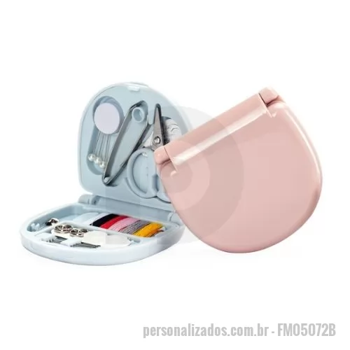 Kit costura personalizado - Descrição: Kit de costura com embalagem plástica de acabamento brilhante e trava para fechamento. O conjunto inclui: três alfinetes de cabeça, uma pinça, um passador de linha, uma tesoura, um alfinete de segurança, um jogo de linhas com seis cores diferentes, dois botões, dois colchetes de pressão e três agulhas pequenas.  Largura :  7 cm  Comprimento :  6,5 cm  Espessura :  1,7 cm  Medidas aproximadas para gravação (CxL):  4 cm x 5 cm  Peso aproximado (g):  33