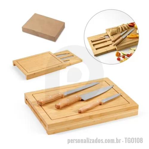 Kit cozinha ecológico personalizado - Conjunto de tábuas em bambu com 3 facas inclusas. Composto por duas tábuas: a tábua exterior e a tábua interior que assume duas funcionalidades - um compartimento para três facas inclusas (faca de legumes, faca de pão, faca de cozinha) e como tábua de corte. Fornecida em caixa presente em papel kraft reciclado. Certificação eu food grade.