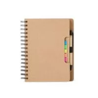 Caderno ecológica com autoadesivos e caneta, com capa produzida em papelão kraft. Contém miolo com aproximadamente 70 folhas pautadas, suporte de nylon acompanhando, caneta de papelão com clip e ponteira de plástico com carga esferográfica 1.0mm e acionamento por clique. Bloco autoadesivo amarelo com aproximadamente 20 folhas, bloco verde com aproximadamente 20 folhas, cinco blocos coloridos autoadesivos com aproximadamente 20 folhas, 3 blocos coloridos com aproximadamente 20 folhas.  Altura: 21,2 cm Largura: 17,6 cm Espessura: 2,4 cm Medidas aproximadas para gravação(CxL): Caderneta Tamanho total aproximado (CxL): Caneta Peso aproximado(g): 311