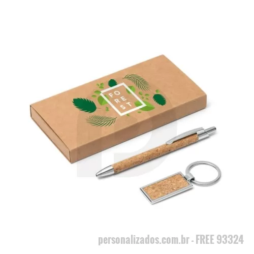Kit de Escrita personalizado -  Kit esferográfica e chaveiro em metal com acabamento em cortiça Kit esferográfica e chaveiro em metal com acabamento em cortiça. Esferográfica com 1,5 km de escrita a azul. Fornecido em caixa presente de papel kraft. Esferográfica: ø9 x 139 mm | Porta-chaves: 24 x 47 x 3 mm | Caixa: 162 x 83 x 17 mm