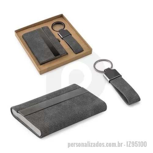 Kit de Porta Cartões, Chaveiro e Esferográfica personalizado - Conjunto composto por um porta-cartões e um chaveiro, ambos em metal e poliéster 30% reciclado. O porta-cartões tem capacidade até 7 cartões. Fornecido em caixa presente de papel kraft reciclado. Chaveiro: 25 x 115 x 6 mm | Porta-cartões: 95 x 65 x 1