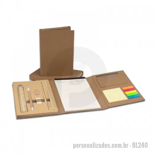 Kit ecológico personalizado - Kit ecológico para anotações, com capa kraft. Contém bloco pautado com aproximadamente 40 folhas marfim, bloco autoadesivo com aproximadamente 25 folhas amarelas, conjunto de 5 marcadores plásticos autoadesivos com aproximadamente 25 folhas, régua plástica 10 cm, régua de madeira 15 cm, borracha, apontador, dois lápis e uma caneta esferográfica azul 1.0mm com acionamento por clique.