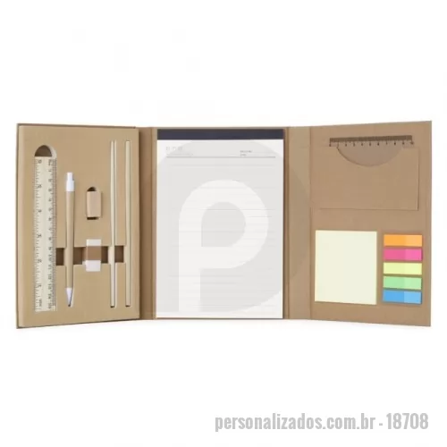 Kit ecológico personalizado - Kit ecológico para anotações, com capa kraft. Contém bloco pautado com aproximadamente 40 folhas marfim, bloco autoadesivo com aproximadamente 25 folhas amarelas, conjunto de 5 marcadores plásticos autoadesivos com aproximadamente 25 folhas, régua plástica 10 cm, régua de madeira 15 cm, borracha, apontador, dois lápis e uma caneta esferográfica azul 1.0mm com acionamento por clique.