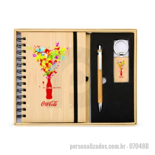 Kit ecológico personalizado - Kit Ecológico 2 Peças Este kit contém uma Caderneta A5 em linho com detalhe em cortiça e suporte para caneta, marcador de página em cetim, aproximadamente 82 folhas com pauta e caneta de cortiça com detalhes em palha de trigo, carga esferográfica azul 1.0mm e acionamento por clique.