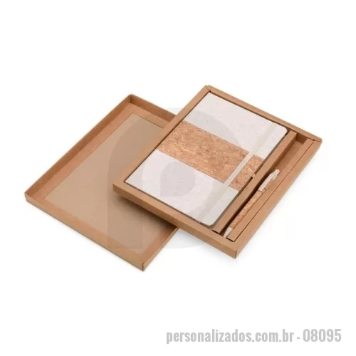 Kit ecológico personalizado -  Este kit contém uma Caderneta A5 em linho com detalhe em cortiça e suporte para caneta, marcador de página em cetim, aproximadamente 82 folhas com pauta e caneta de cortiça com detalhes em palha de trigo, carga esferográfica azul 1.0mm e acionamento por clique.