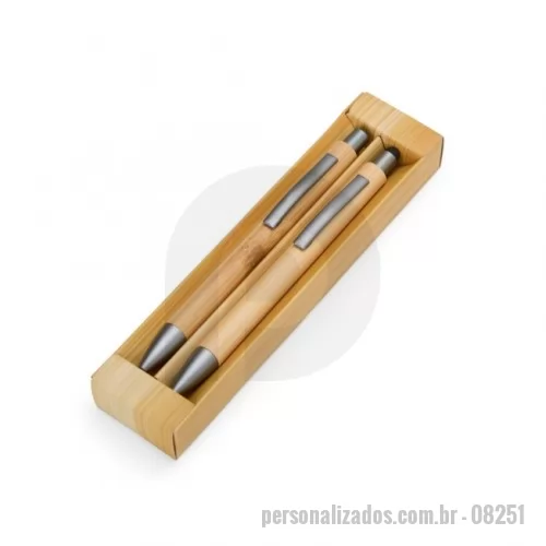 Kit ecológico personalizado - Descrição: Nosso Kit Ecológico de Caneta e Lapiseira de Bambu é excelente para quem busca um toque sustentável no dia a dia. A lapiseira possui acionamento por clique, e a caneta conta com carga esferográfica azul de 1.0mm e função touch para quem precisa de toques precisos em dispositivos. Além disso, acompanha uma embalagem que imita bambu. Uma ótima escolha para presentes corporativos ou para quem ama escrever sem abrir mão da consciência ecológica!  Largura :  4 cm  Profundidade :  2 cm  Comprimento :  17 cm  Medidas aproximadas para gravação (CxL):  15,5 cm x 2,5 cm / Lapiseira 3,5 cm x 0,5 cm / Caneta 3,5 cm x 0,5 cm  Tamanho total aproximado  (CxL):  Caneta: 14,2 cm x 1,3 cm/ Lapiseira: 13,9 cm x 1,3 cm