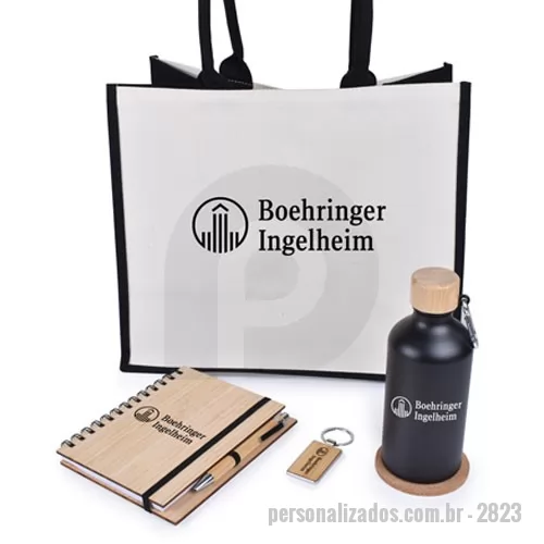 Kit ecológico personalizado - Kit Ecológico é composto por 1 Sacola de Lona formato 31 x 36 x 19 cm, 1 Garrafa de alumínio com capacidade de 550 mL, 1 Caderneta em bambu de capa dura com aproximadamente 65 folhas brancas pautadas, 1 Caneta de bambu com clipe metálico, 1 Chaveiro de bambu com detalhe em metal e 1 Suporte de copo de cortiça. A personalização é em silkscreen 1 cor na sacola, garrafa, caderneta e no chaveiro. O Kit é fornecido dentro de saco plástico selado individualmente.