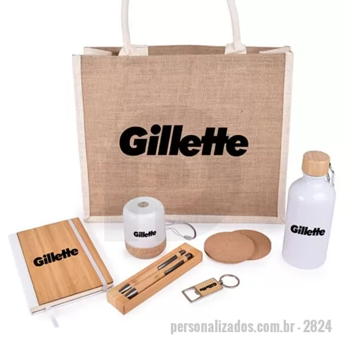 Kit ecológico personalizado - Kit Ecológico é composto por 1 Sacola de Juta formato 38 x 31 x 13 cm, 1 Garrafa de alumínio com capacidade de 550 mL, 1 Caderneta pautada em bambu com detalhes em PU. Possui aproximadamente 72 folhas, elástico para lacre e marcador de página em cetim, 1 Conjunto de Caneta e Lapiseira Ecológico de Bambu, 1 Caixa de som multimídia, 1 Chaveiro de bambu abridor de garrafa com detalhe em metal e 2 Suportes de copos de cortiça. A personalização é em silkscreen 1 cor sacola, garrafa, caderneta, caixa de som e no chaveiro. O Kit é fornecido dentro de saco plástico selado individualmente.