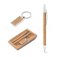 Kit esferográfica e chaveiro. Esferográfica NATURA em cortiça e alumínio, com 1,5 km de escrita. Chaveiro em cortiça e metal. Em estojo presente. Gravação da logomarca em 1 cor já inclusa.