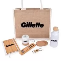 Kit Ecológico é composto por 1 Sacola de Juta formato 38 x 31 x 13 cm, 1 Garrafa de alumínio com capacidade de 550 mL, 1 Caderneta pautada em bambu com detalhes em PU. Possui aproximadamente 72 folhas, elástico para lacre e marcador de página em cetim, 1 Conjunto de Caneta e Lapiseira Ecológico de Bambu, 1 Caixa de som multimídia, 1 Chaveiro de bambu abridor de garrafa com detalhe em metal e 2 Suportes de copos de cortiça. A personalização é em silkscreen 1 cor sacola, garrafa, caderneta, caixa de som e no chaveiro. O Kit é fornecido dentro de saco plástico selado individualmente.