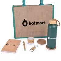 Kit Ecológico é composto por 1 Sacola de Juta formato 31 x 38 x 13 cm, 1 Garrafa em alumínio com capacidade máxima de 800 mL, 1 Caderneta com Suporte para Celular, possui aproximadamente 80 folhas pautada, 1 Caneta de bambu com carga esferográfica azul e acionamento por clique, 1 Caixa de som multimídia feita em plástico com acabamento em bambu, 1 chaveiro de bambu com detalhe em metal e 2 suportes de copos de cortiça. A personalização é em silkscreen 1 cor na sacola, garrafa, caderneta, caixa de som e no chaveiro. O Kit é fornecido dentro de saco plástico selado individualmente.