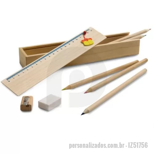 Kit escolar personalizado - Conjunto de desenho fornecido em caixa de madeira. Incluso uma régua de 20 cm, seis lápis de cor, um lápis de grafite, um apontador e uma borracha. 220 x 43 x 32 mm