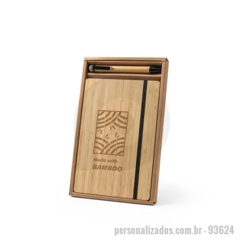 Kit escritório personalizado - Conjunto de caderno A5 e esferográfica em bambu. O caderno de capa e contracapa em placa de bambu e lombada em poliéster 100% reciclado (100% rPET). Interior contém 96 folhas pautadas com papel reciclado. Suporte para esferográfica (inclusa) e elástico para fecho do caderno. Esferográfica em bambu e escrita em preto. Fornecido em caixa presente papel kraft reciclado. Caderno: 140 x 210 mm | Esferográfica: ø11 x 138 mm | Caixa: 160 x 255 x 18 mm