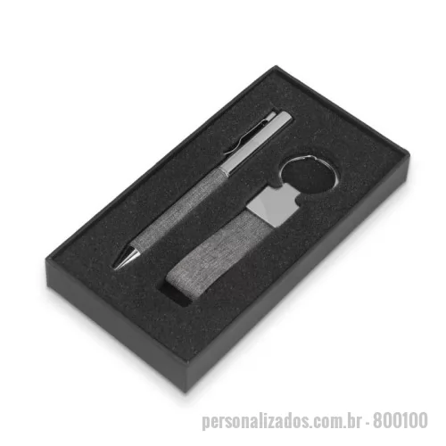 Kit escritório personalizado - Kit Escritório de metal com detalhes em PET Reciclado, contendo:  1 Chaveiro em metal; 1 Caneta Metálica.   Acompanha caixa com berço aveludado.