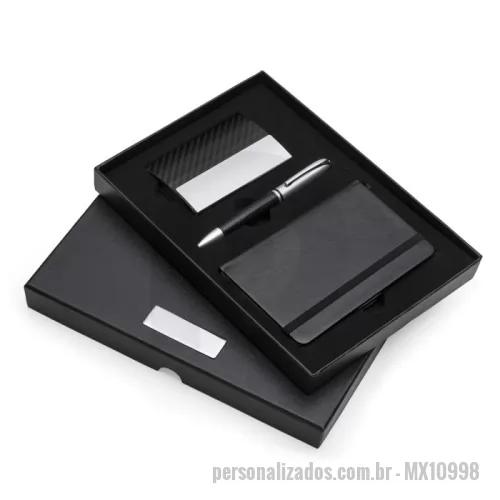 Kit escritório personalizado - Kit executivo 3 peças em estojo de papelão com tampa e parte interna revestida de espuma. Contém: porta cartão de couro sintético texturizado com detalhes prata brilhante, caneta metal fosca com detalhe emborrachado preto, caderneta em couro sintético com aproximadamente 80 folhas amarelas pautadas. Acompanha placa metálica para gravação.