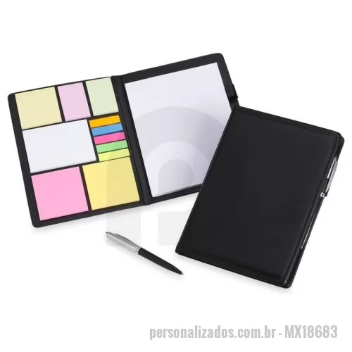 Kit escritório personalizado - Kit para anotações em couro sintético com autoadesivos e caneta plástica. Contém seis blocos com aproximadamente 50 folhas, conjunto de cinco marcadores plásticos autoadesivos com aproximadamente 26 folhas, bloco A5 com aproximadamente 50 folhas e caneta esferográfica com carga azul e acionamento por clique.  Altura :  22,8 cm  Largura :  16,6 cm  Espessura :  1,7 cm