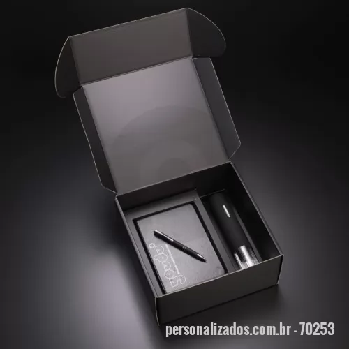 Kit escritório personalizado - Kit VIP executivo com caderno de anotações A5 com elástico, caneta esferográfica em alumínio e saca rolhas elétrico em ABS.