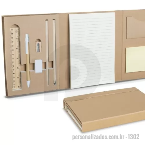 Kit escritório personalizado - Kit escritório, contendo:  1 Bloco de anotações com 40 folhas pautadas bege; 5 Sticky notes colorido com 25 folhas cada; 1 Bloco de anotações adesivo 7,5cm x 7,5cm amarelo com 25 folhas; 1 Porta Cartão; 1 Régua de 15cm de bambu; 1 Apontador para lápis de bambu; 1 Borracha; 1 Caneta de papelão com detalhes em plástico; 2 Lápis de bambu.
