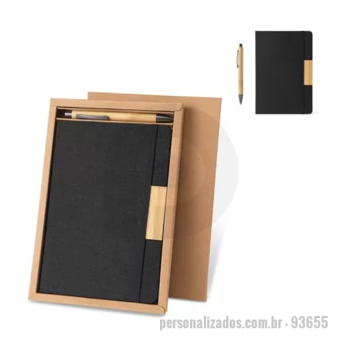 Kit escritório personalizado - Kit corporativo personalizado composto por caderno A5 de capa rígida e caneta esferográfica em bambu, apresentado em caixa presenteável de papel kraft reciclado. O caderno possui capa em poliéster 100% reciclado, 160 páginas pautadas em papel 100% reciclado na cor marfim, marca-página em fita, elástico para fechamento e detalhe em bambu. A caneta em bambu possui escrita preta. Ideal para brindes corporativos, kits de onboarding, eventos, convenções, treinamentos, ações sustentáveis e presentes para clientes e colaboradores. Um brinde elegante, útil e com forte apelo ecológico, que pode ser personalizado com logotipo ou identidade visual da empresa. Caderno: 14,6 x 21 cm. Caneta: 14,2 cm. Caixa: 16,5 x 24,5 x 1,8 cm.