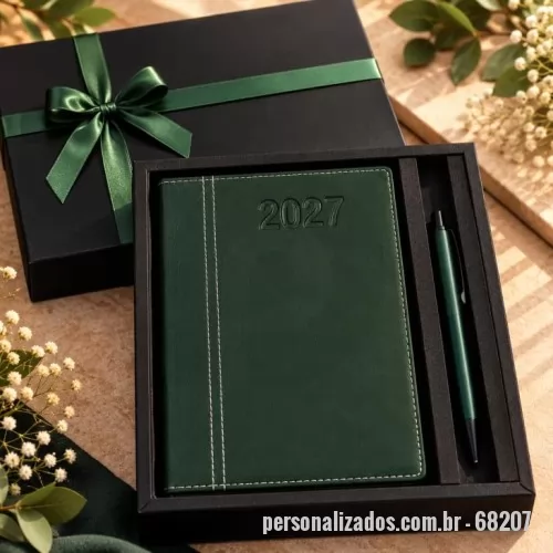Kit escritório personalizado - O KIT CONTÉM:  1 CAIXA COLLOR 20X24X2 CM 240 GR + FITA DE CETIM 1 AGENDA DIÁRIA 1 CANETA METAL