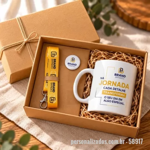 Kit escritório personalizado - O kit contém: 1 cordão 15mm acabamento mosquetão – 85×15 1 caneca personalizada 1 caixa com tampa e berço 1 botton 35mm Palha de papelão
