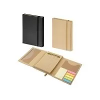 Kit para escritório em cartão. Composto por caderno (80 folhas pautadas em papel reciclado), 6 blocos adesivados (25 folhas cada), 1 régua de 12 cm, 1 esferográfica em papel kraft e suporte para cartões de visita. Escrita em azul. 110 x 153 mm