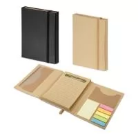 Kit para escritório em cartão. Composto por caderno (80 folhas pautadas em papel reciclado), 6 blocos adesivados (25 folhas cada), 1 régua de 12 cm, 1 esferográfica em papel kraft e suporte para cartões de visita. Escrita em azul. 110 x 153 mm